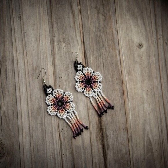 Indigenous hand beaded earrings - Picture 7 of 7